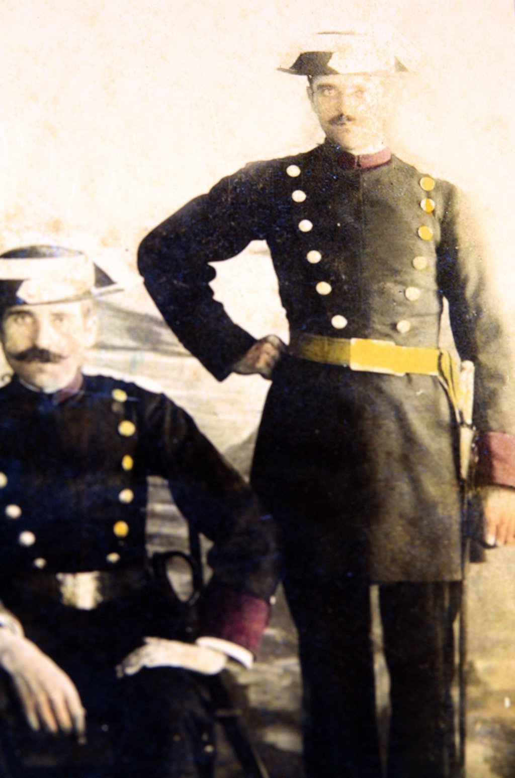 De pie, José Roca Ruiz alt
