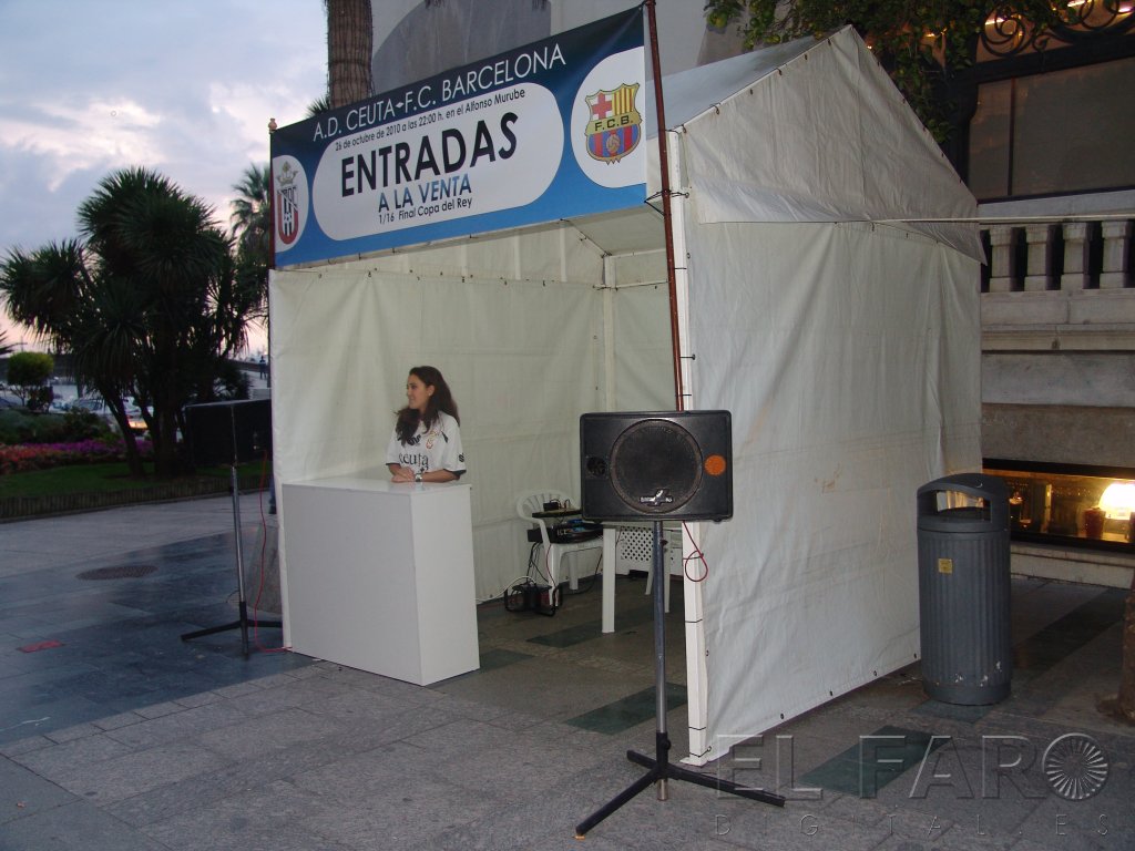 Stand en el Paseo del Revellín (foto: D. Vicente). alt