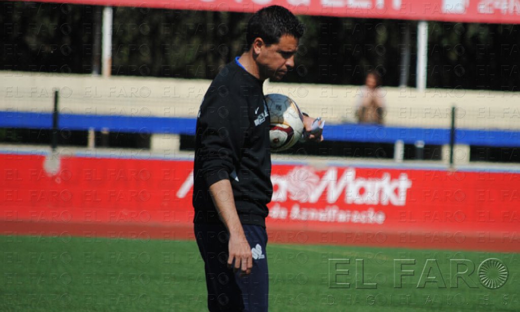 daniel lagos Sergio Lobera, tras Añete al término de uno de los últimos entrenamientos del Ceuta en la presente temporada. alt