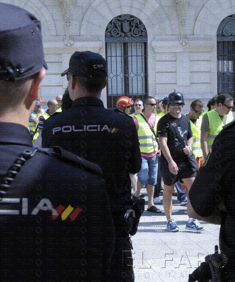 La Policía controlaba la protesta. Los miembros del Cuerpo Nacional de Policía se limitaron a presenciar la medida de protesta frente al Palacio Autonómico desde la distancia. alt
