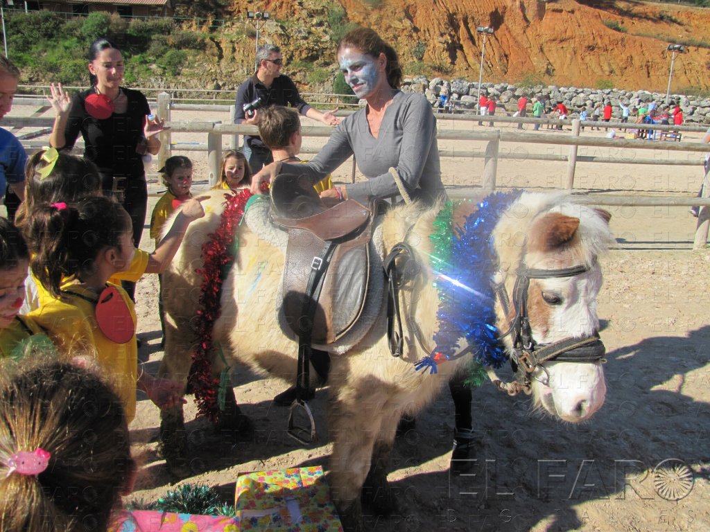 Los niños disfrazaron con adornos a los ponys como una de los juegos alt