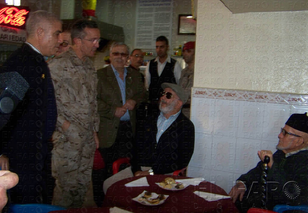 CEDIDA El presidente de ACUDEMIRE junto a miembros de la Hermandad y a compañeros del coronel Vega tras recibir el homenaje. alt