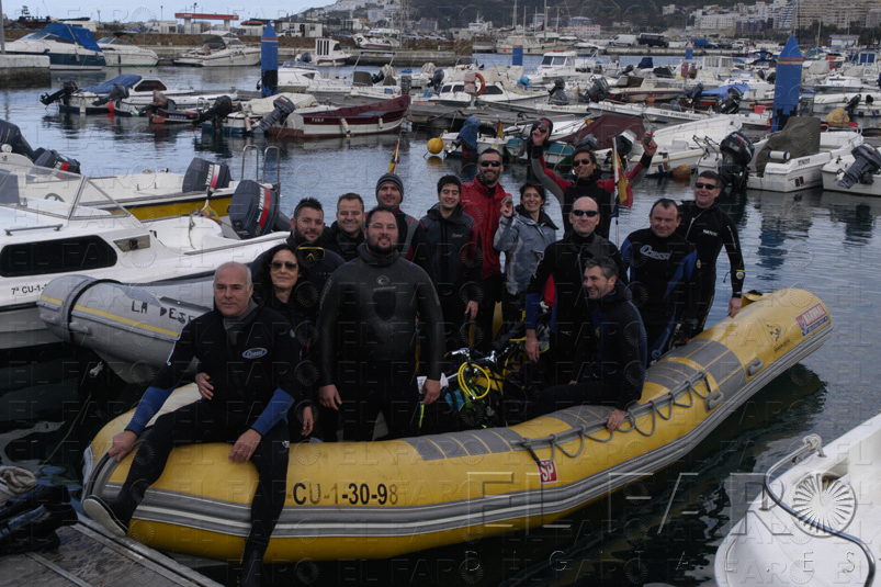 Los participantes en su llegada al puerto deportivo tras encontrar los cofres alt
