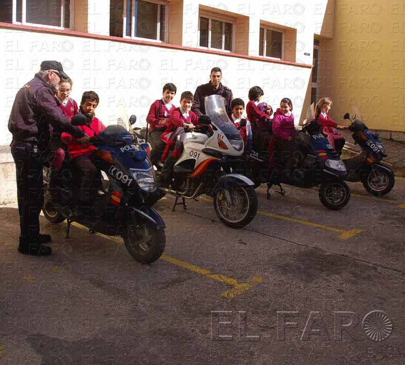 La Jefatura y el jefe Mélida atendieron a los escolares alt