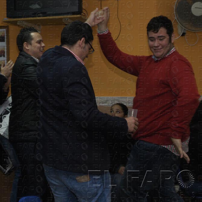 Siempre hay tiempo para pasarlo bien y los jóvenes de la foto lo demostraron alt