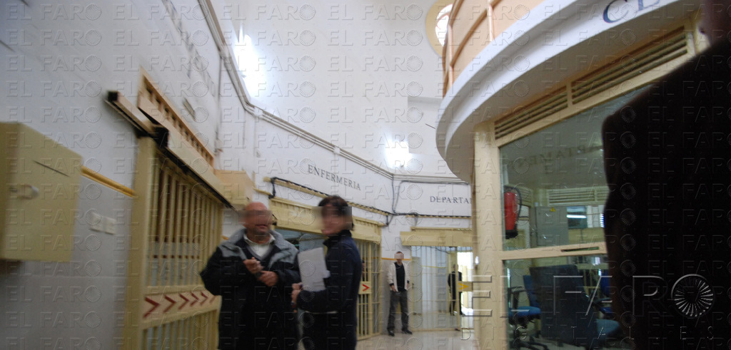 el faro En horario nocturno se han llevado a cabo inspecciones de funcionarios que llegaron a temerse fueran a producirse en Ceuta tras su paso por Algeciras. alt
