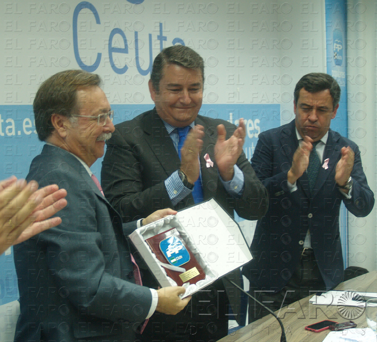 Entrega de placa. Antonio Sanz le hizo entrega al presidente Vivas de una placa de recuerdo por la celebración de esta Interparlamentaria celebrada en nuestra ciudad en la mañana de ayer. optimización de las actuales infraestructuras escolares que existen en Ceutatra posibilidad que la optimización de las actuales infraestructuras escolares que existen en Ceutatra posibilidad que la optimización de las actuales infraestructuras escolares que existen en Ceutatra posibilidad que la optimización de las actuales infraestructuras escolares que existen en Ceutatra posibilidad que la optimización de las actuales infraestructuras escolares que existen en Ceuta alt