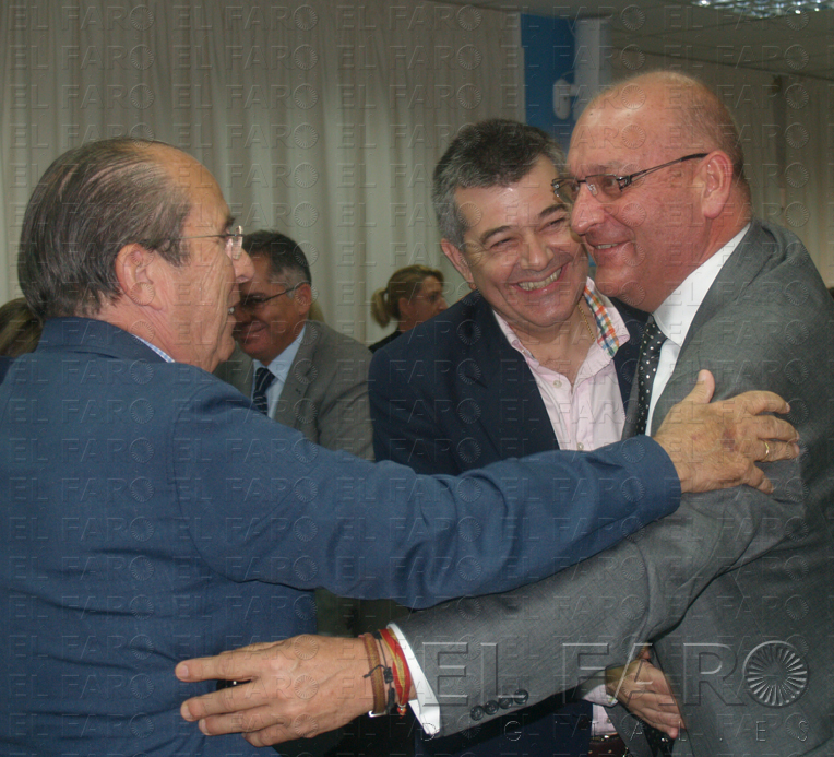 Saludos al delegado. Muchos fueron los cargos públicos del PP de Cádiz que saludaron al delegado del Gobierno, viejo amigo de muchos de ellos en otras etapas de esta formación política. alt