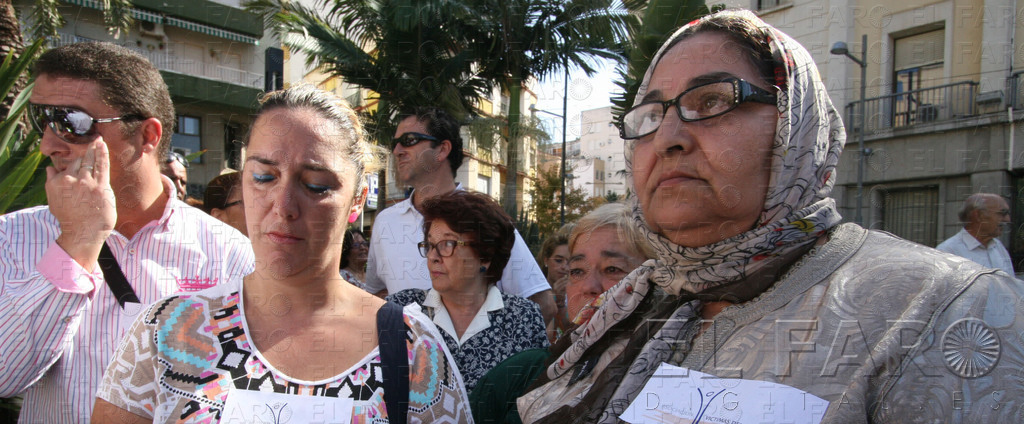 el faro Aisha, viuda del policía nacional Mohamed Ahmed, asesinado por ETA en 1984, participó en la concentración. alt