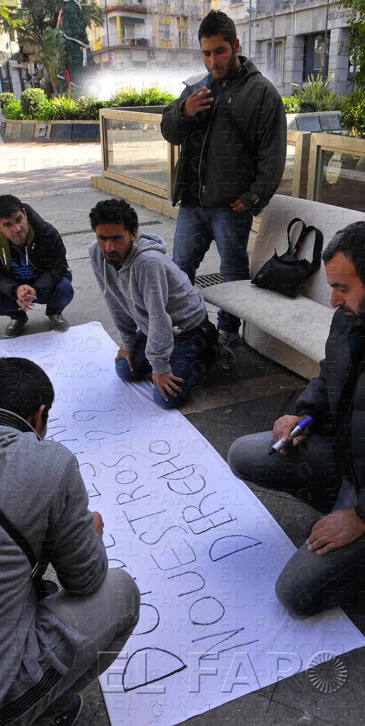 Integrantes del grupo confeccionan la pancarta principal alt