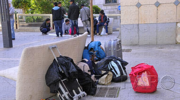 Parte de los bultos con los que el grupo llegó ayer a la Plaza de los Reyes alt