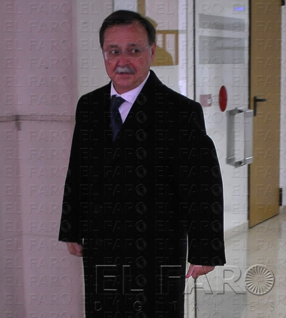 quino Vivas abandonando el Palacio de Justicia. alt