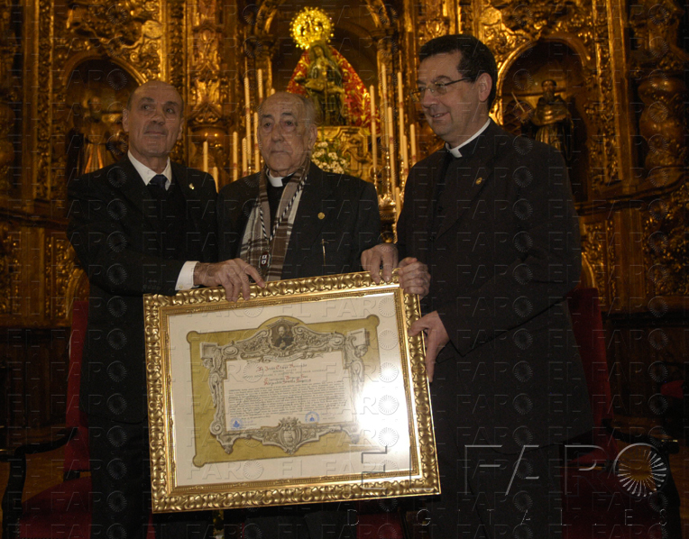 El momento de la entrega del título de Amigo de la Orden. alt