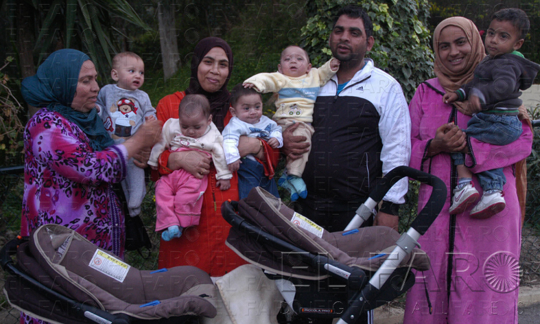Elham, junto al tío de los niños, y otros miembros de su familia con niños. Reduan Ben Zakour