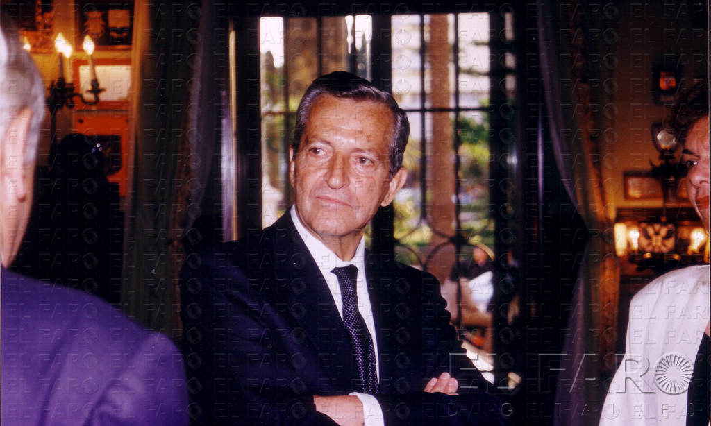 En una pose muy suya en el despacho de Presidencia
