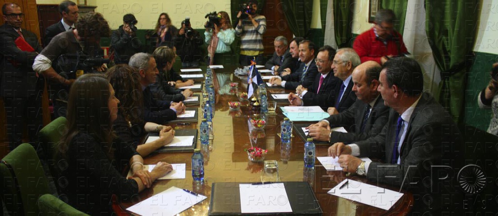Los dos gobiernos comenzaron a trabajar - Tras la recepción que se produjo en uno de los salones del Ayuntamiento, donde también acudió la oposición, las dos delegaciones iniciaron las reuniones de trabajo que continuarán a lo largo de la jornada de hoy por la mañana.