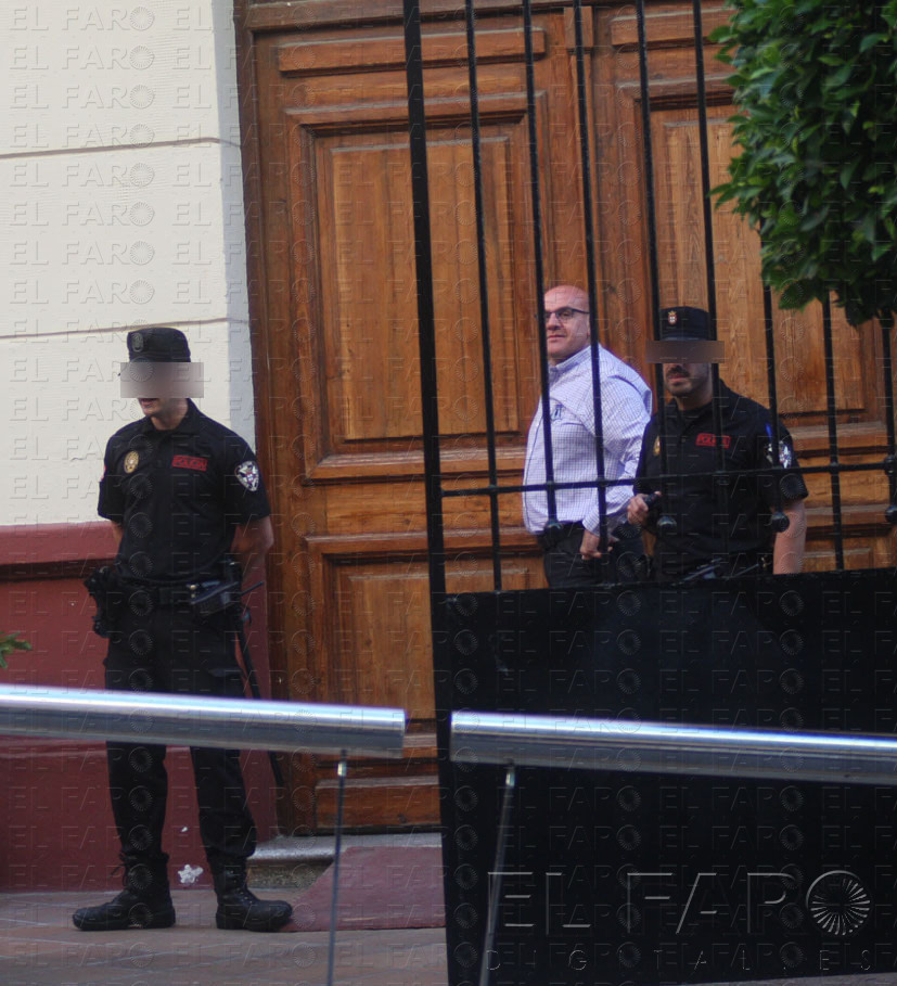 Una pareja de policías velaba por la seguridad de cada colegio electoral