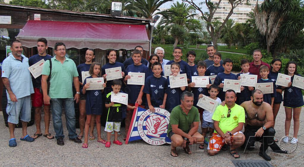 Los alumnos, acompañados de familiares, instructores y miembros del CAS, recibieron camisetas del Real Club Náutico y certificados de participación. Javier García Heredia Los alumnos, acompañados de familiares, instructores y miembros del CAS, recibieron camisetas del Real Club Náutico y certificados de participación. Javier García Heredia
