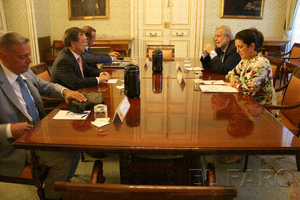 cedida Asistentes a la reunión que tuvo lugar en la sede del Ministerio de Hacienda y Administraciones Públicas.
