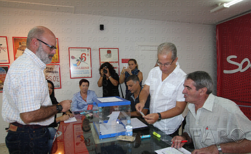 Justino Lara en el momento de la votación.