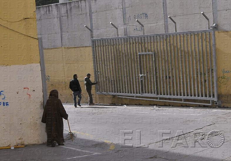 Bloqueo de una calle La Chimenea ha colocado una puerta que evite la entrada de porteadores por las noches y el acceso de motocarros con mercancías de fueras de los polígonos con el fin de evitar el “colapso que provocan cada mañana”. Este acceso ya está operativo, informaron.