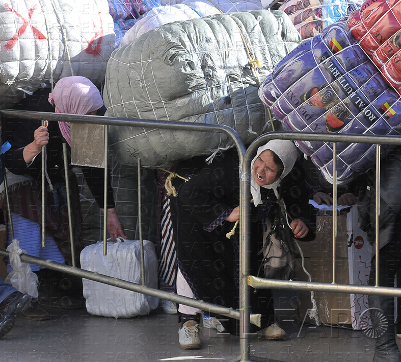 Gritos de desesperación. Desbordan las vallas entre empujones por cruzar los productos –ayer el bulto estaba entre los 15 y 20 euros, dijeron–. 