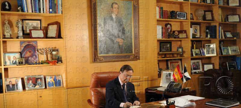quino Sentado en la mesa de su despacho situado en la primera planta del Palacio autonómico.