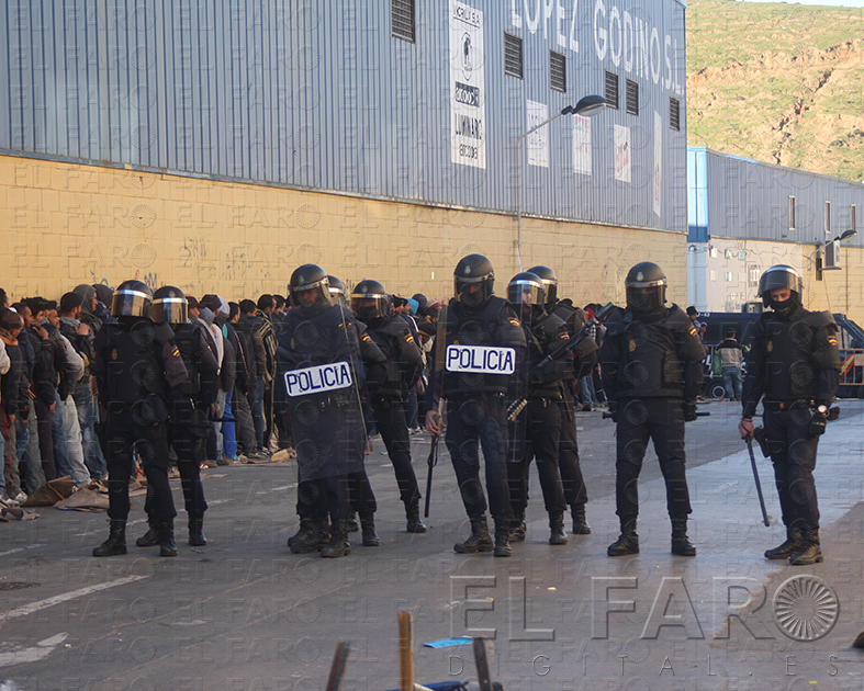 Escudos antidisturbios por los apedreamientos. Los efectivos de la Unidad de Intervención Policial del Cuerpo Nacional (UIP) sacaron ayer de los furgones sus escudos de protección ante el lanzamiento de objeto protagonizado por un grupo de porteadores en las calles que conectan con el conocido como ‘corralito’ –donde se forman las filas masculinas–. También portaron un fusil con bocacha para efectuar disparos de fogueo con fines disuasorios. 