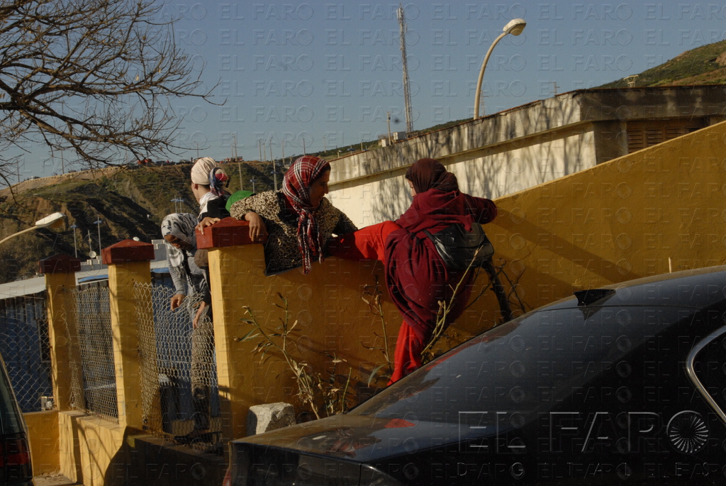 Colarse saltando la tapia  Un grupo de mujeres desistió de descender un muro de varios metros después de que la Policía Nacional detectara sus intenciones. Las féminas pretendían descolgarse a la fila desde los pisos del Tarajal. 