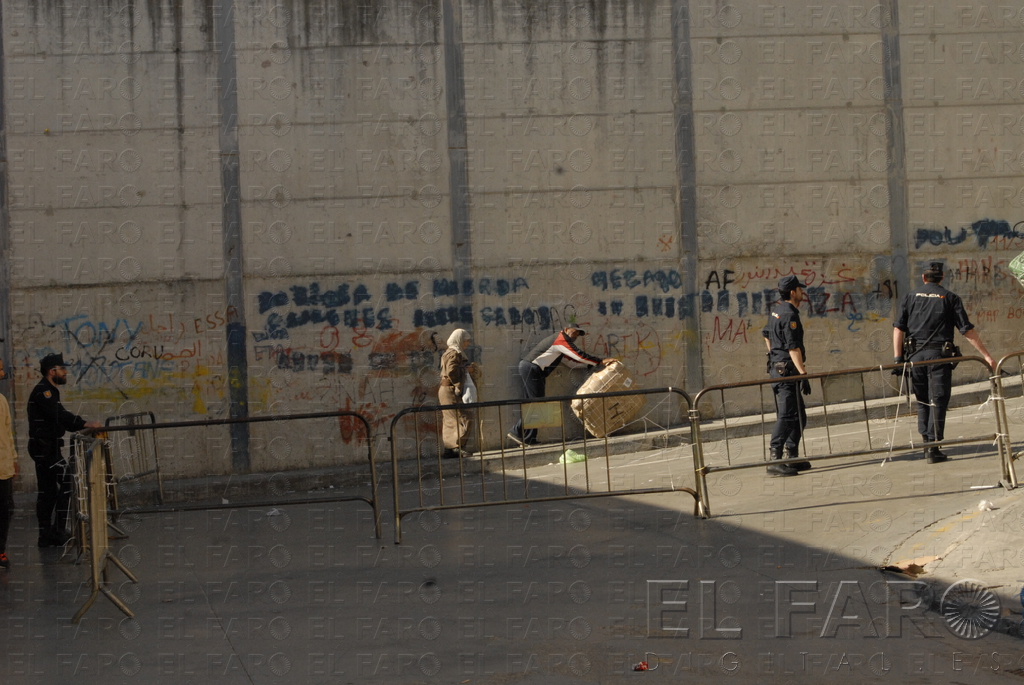 Hombres en la fila femenina Plantos y otros colaboradores de las consignas ayudan a aquellas porteadoras agotadas a que coronen la pendiente que desemboca en el puente del Biutz pese a la separación entre hombres y mujeres. 