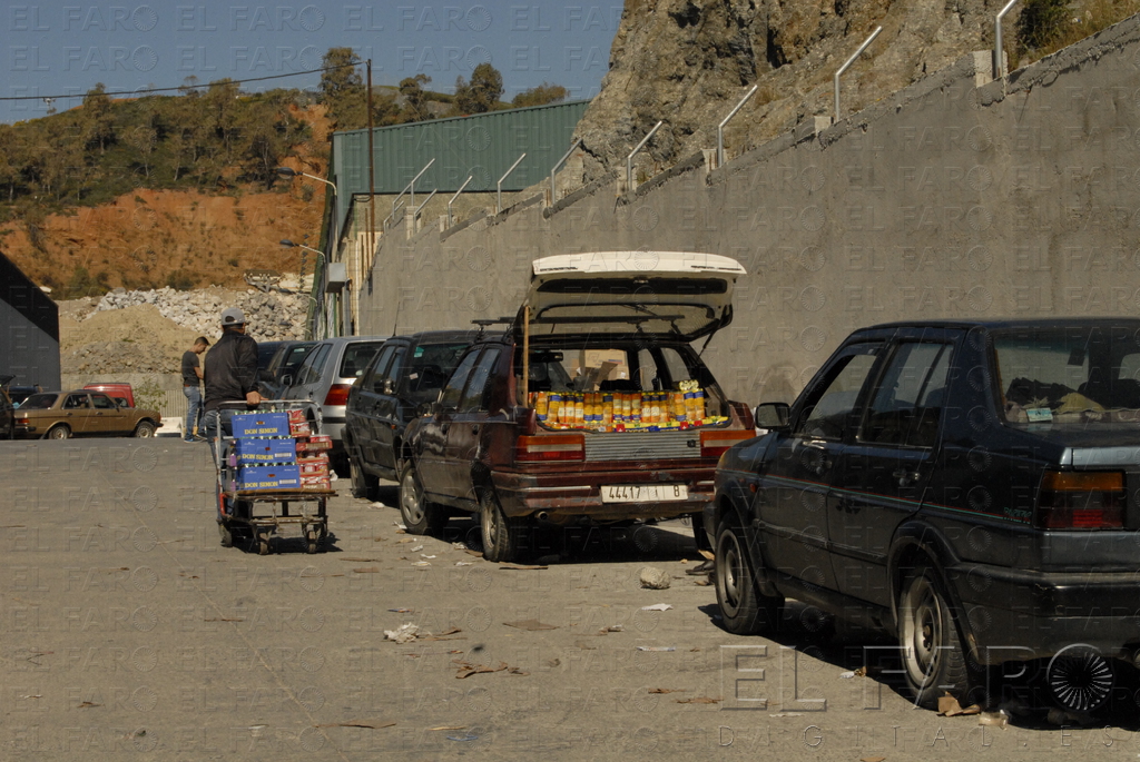 Muro contra las incursiones  La Comunidad de Propietarios del Tarajal levantó un muro en el polígono de Alborán, en cuya parte superior pronto instalará alambradas, para impedir que los porteadores invadan de noche los polígonos como ocurría con mayor intensidad hace unas semanas. 