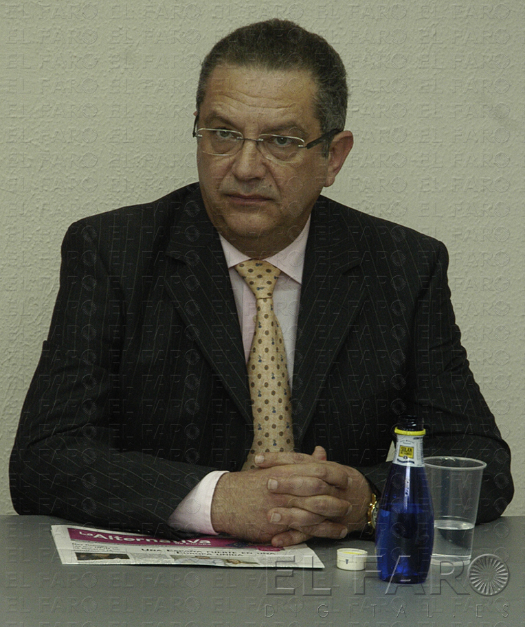 Un fichaje que se venía fraguando hace tiempo Desde hace algo más de un año que Jacobo Hachuel ha estado recibiendo cantos de sirena desde el Partido Popular. Al final tras su reunión con Vivas ha aceptado estar como independiente en las listas electorales del Partido Popular.