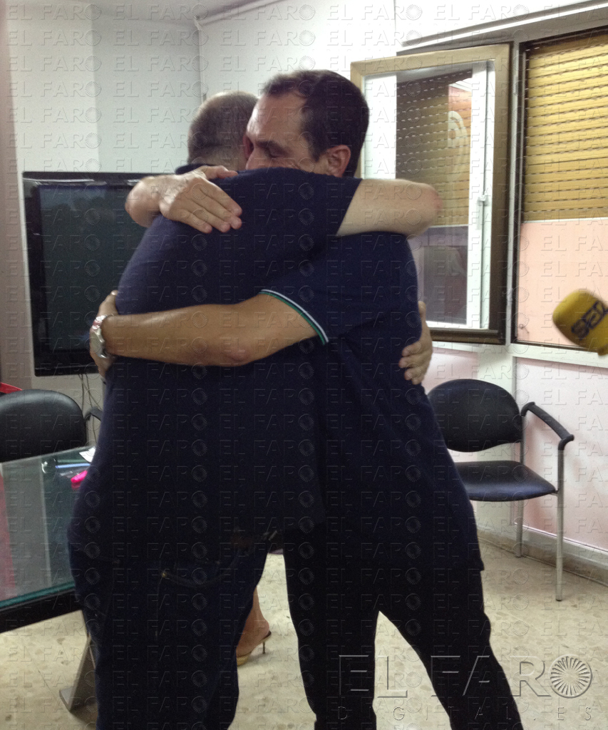 Abrazados los dos candidatos Nada más conocerse los resultados ambos contrincantes se abrazaron delante de toda la militancia que estaba presente. Hernández ha ganado por ocho votos de diferencia en unas votaciones que fueron muy reñidas desde luego.