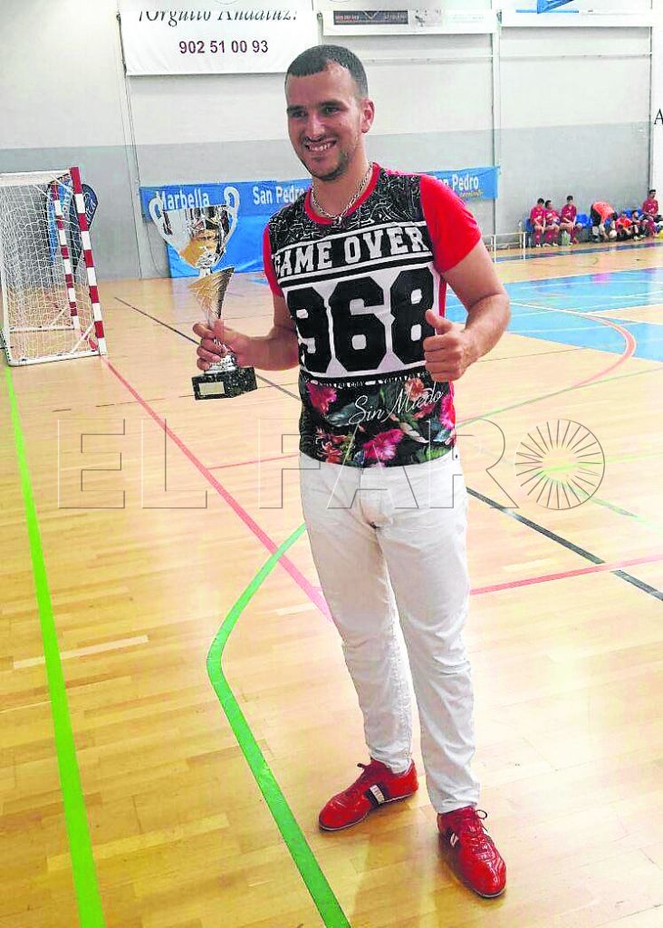Premio a Sufian. El delantero caballa viajó ayer a Marbella para recibir el premio al máximo goleador del pasado curso en 2ª B, otorgado por el portal web Futsalsur.