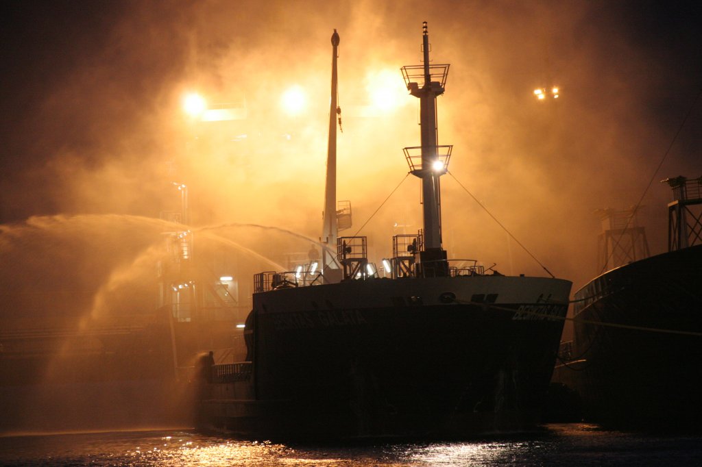 El Besiktas Galatas, desplazado hasta la ciudad para trasladar la carga albergada en el Rhone, inició las labores de extinción del fuego con varias mangueras.Reduan Ben Zakour.