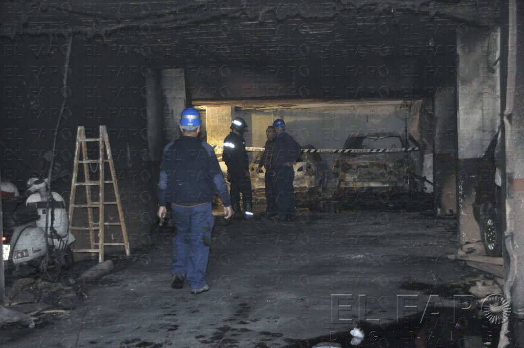 Operarios trabajando esta tarde en el interior del garaje