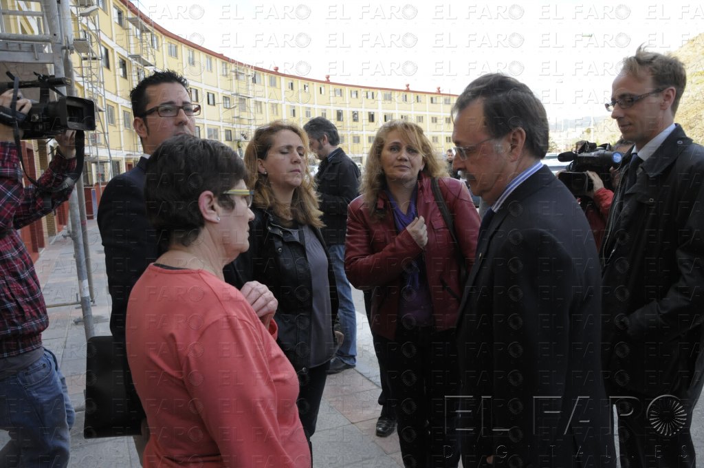 vivas, conversando hoy con los vecinos