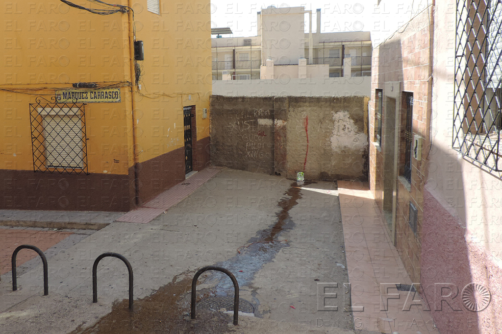 Pared que bloquea el final de Marqués de Lede. Detrás, un solar abandonado y la nueva promoción de viviendas.
