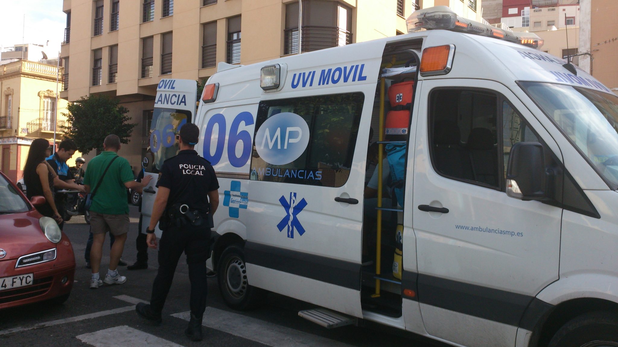 Una ambulancia atendió ‘in situ’ al menor y al conductor de la moto que lo atropelló ayer en el Tesorillo.