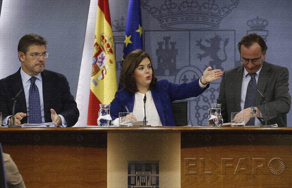La vicepresidenta del Gobierno, Soraya Sáenz de Santamaría, acompañada de los ministros de Justicia, Rafael Catalá (i) y Sanidad, Alfonso Alonso, durante la rueda de prensa posterior a la reunión del Consejo de Ministros.