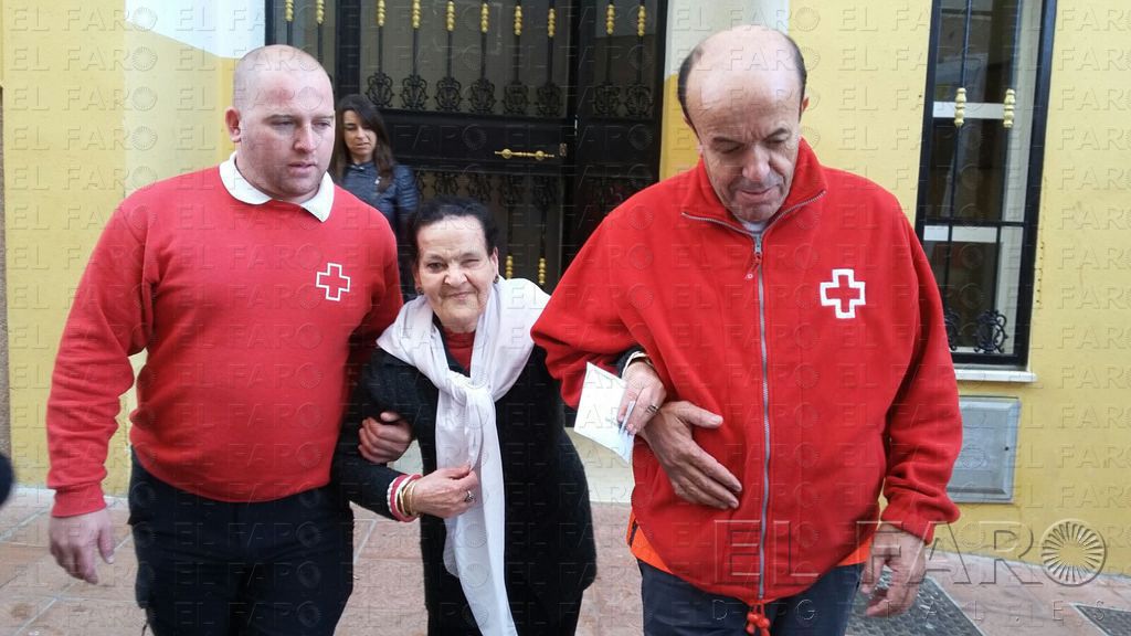 Aisha es una usuaria invidente, la primera en ser apoyada por Cruz Roja para ejercer su derecho al voto