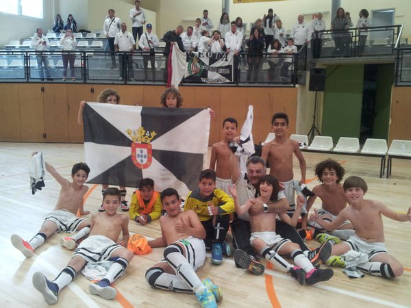 El conjunto caballa celebra la victoria. Foto: @FedFutbolCeuta