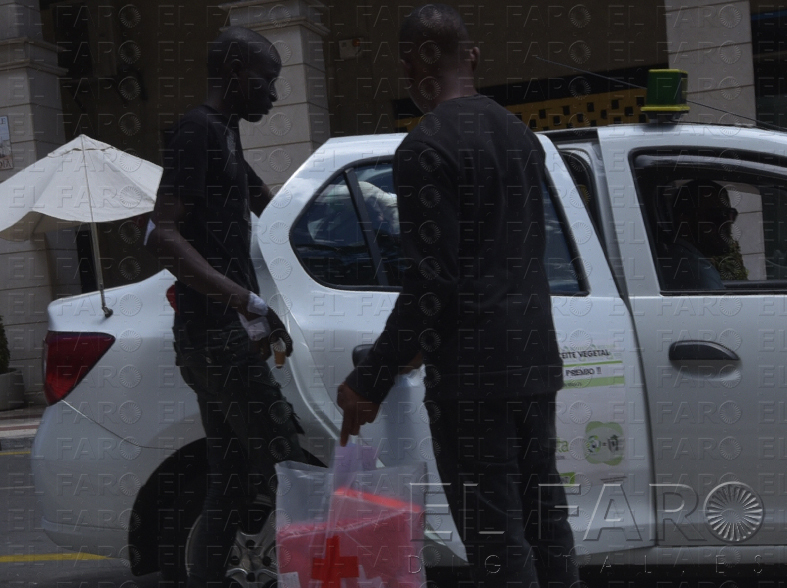 Inmigrante que entró la madrugada del sábado, con heridas en las manos tras su atención en el HUCE