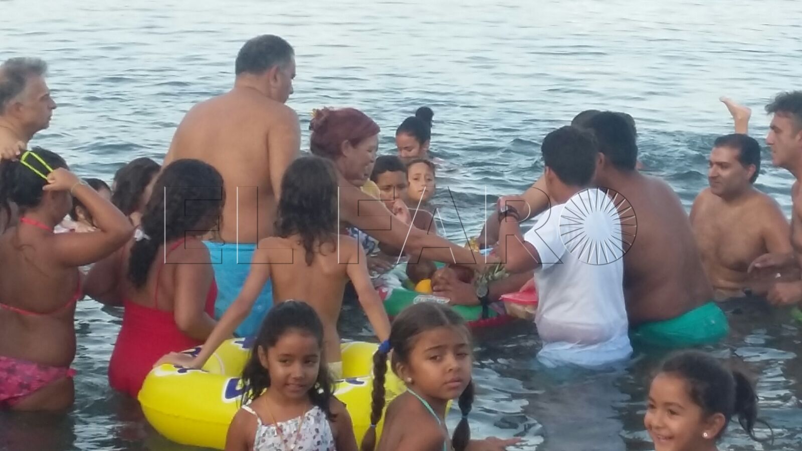 El Dios Ganesh es sumergido en las aguas del mar respetando la tradición