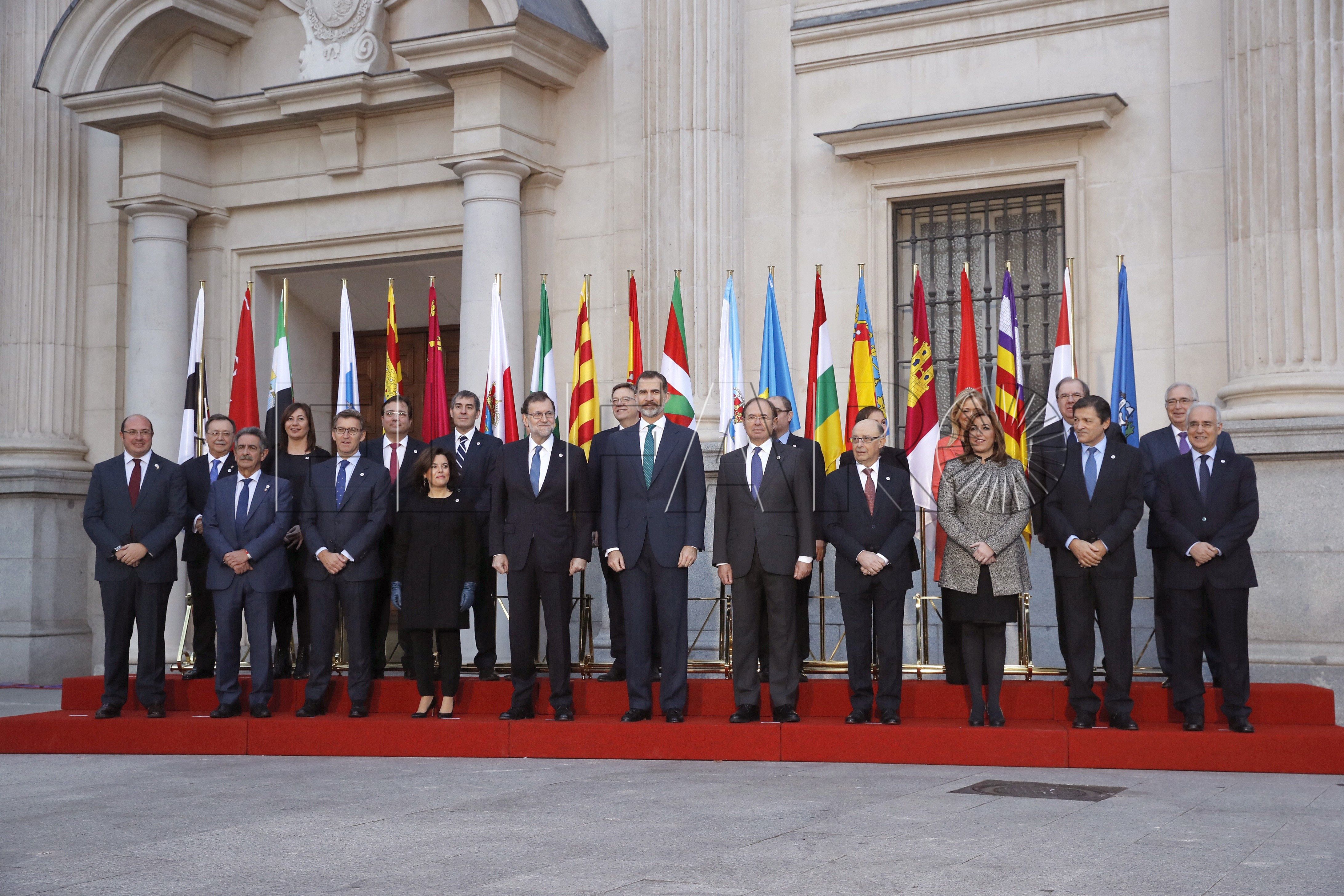 GRA055. MADRID, 17/01/2017.-El rey Felipe VI en la fotografía de familia de los asistentes a la VI Conferencia de Presidentes, que reúne al jefe del Ejecutivo, Mariano Rajoy, con los máximos responsables autonómicos, en una cita que no se convocaba desde 2012 y que se espera concluya con la firma de diez acuerdos entre el Estado y las comunidades. EFE/Juan Carlos Hidalgo