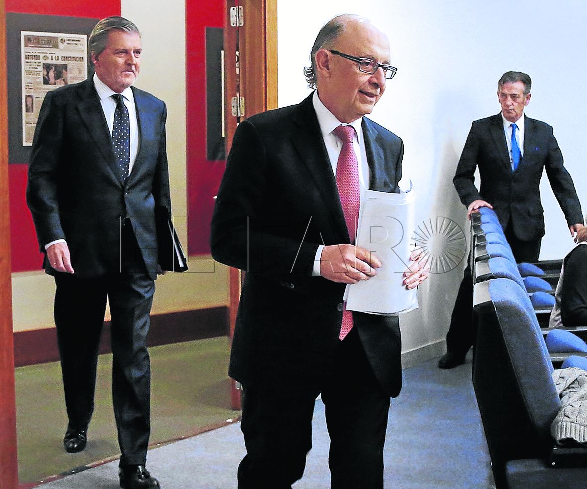 GRA204 MADRID,31/3/2017.- El ministro de Hacienda, Cristóbal Montoro,d., y el ministro de Cultura y portavoz del Gobierno,Íñigo Méndez de Vigo,poco antes de la rueda de prensa posterior al Consejo de Ministros, hoy en el Palacio de La Moncloa. EFE/Sergio Barrenechea