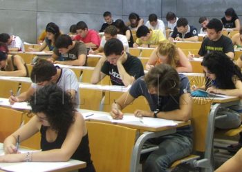 Estudiantes examen alumnos
