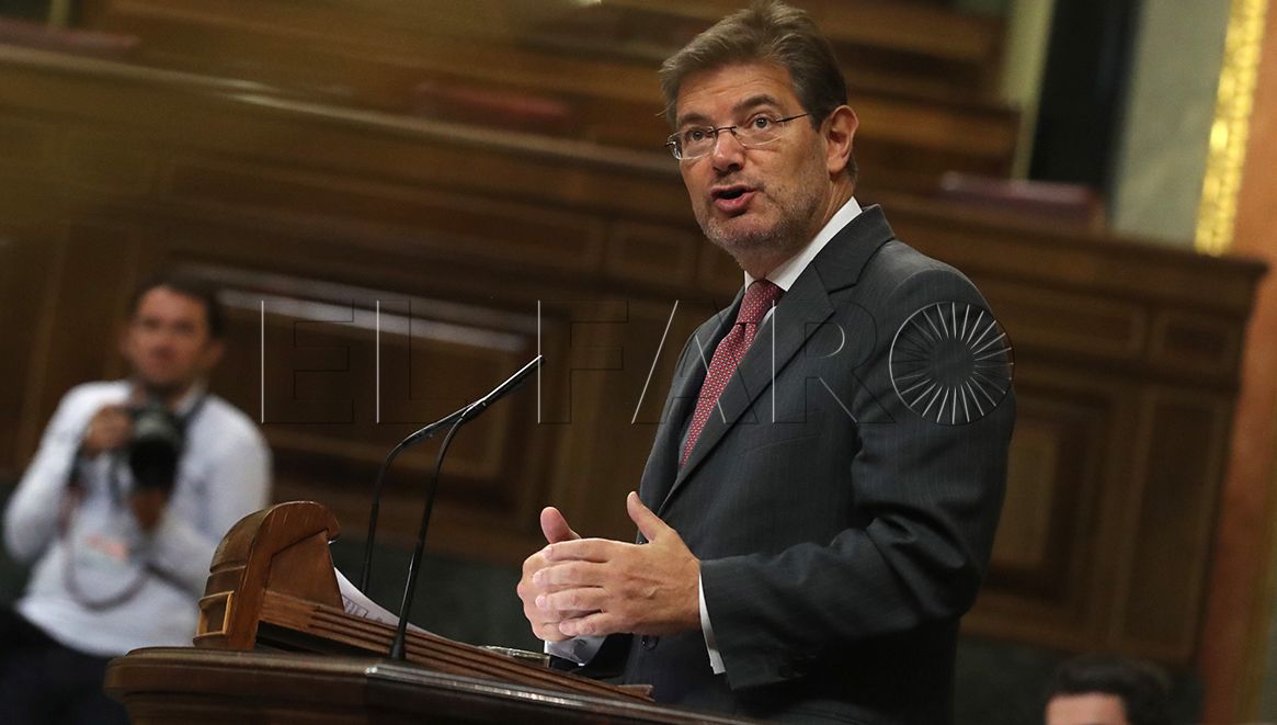 GRA149. MADRID, 10/05/2017.- El ministro de Justicia Rafael Catalá, durante su intervención hoy en el pleno del Congreso de los Diputados que ha seguido a la sesión del control al Gobierno en la Cámara. EFE/Zipi