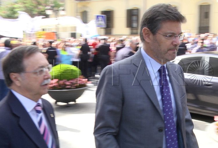 El ministro de Justicia, abucheado a la salida del Ayuntamiento