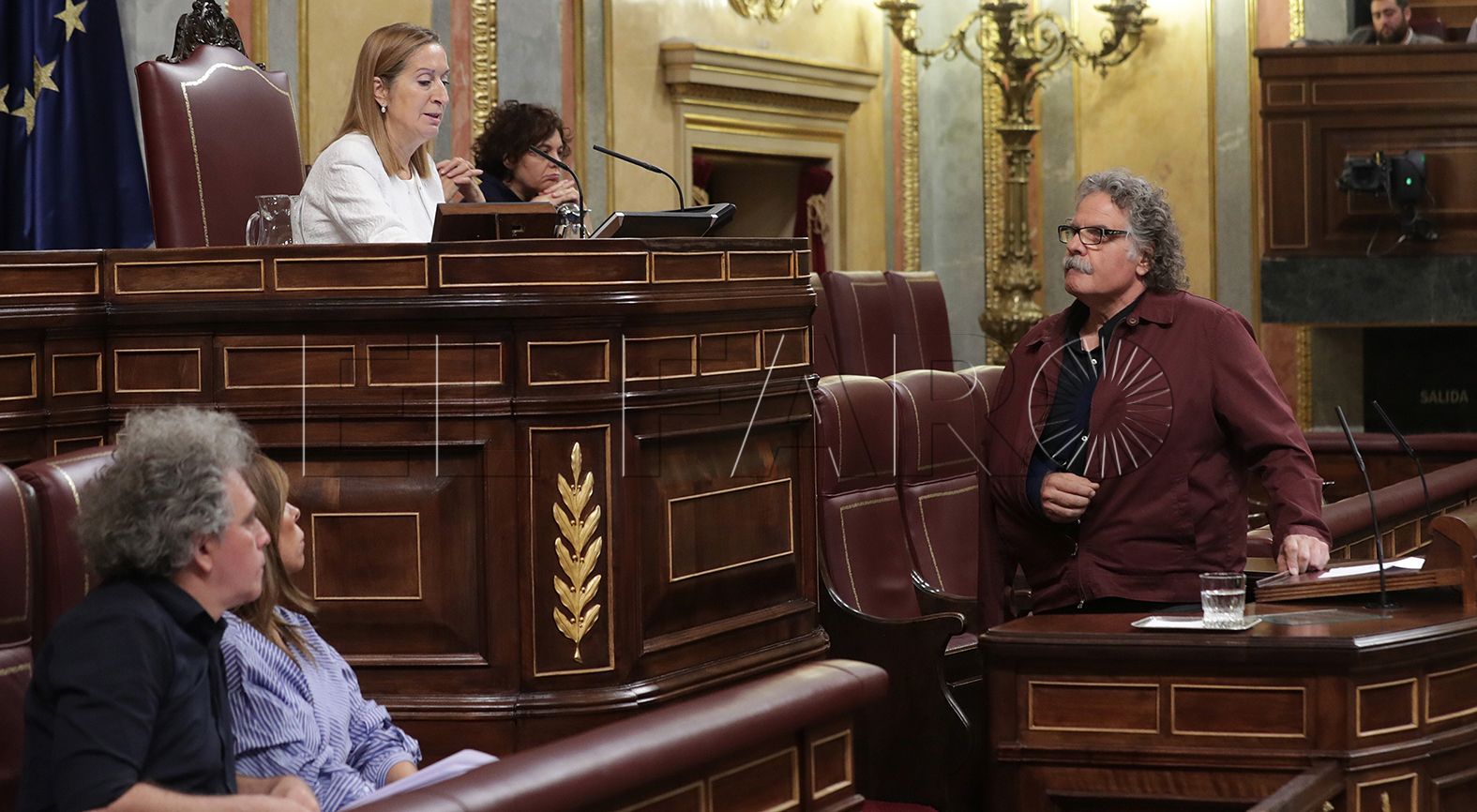 GRA069. MADRID, 21/09/2017.- La presidenta del Congreso, Ana Pastor, llama al orden al portavoz de ERC, Joan Tardá (d), durante su intervención en el pleno que se celebra en el Congreso. EFE/Zipi
